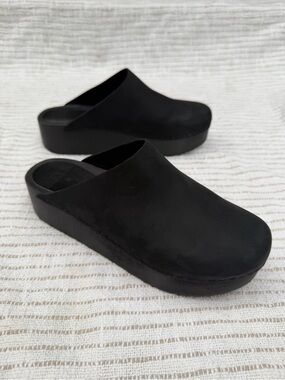 Bryr Studio Bean Clogs in Monoblack Nubuck, Sz 8